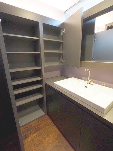 2階_洗面所_独立洗面台・収納