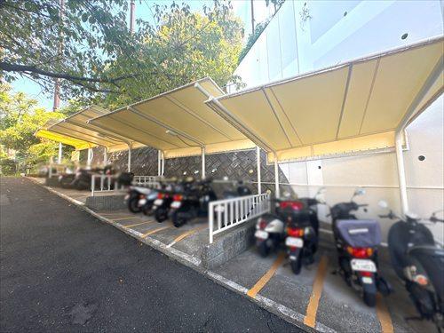 屋外バイク置き場