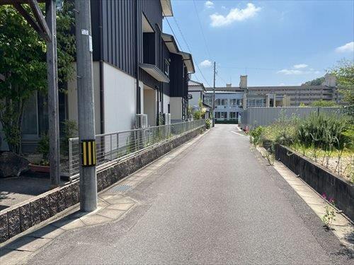 西側道路（2025年8月撮影）