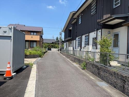 西側道路（2025年8月撮影）