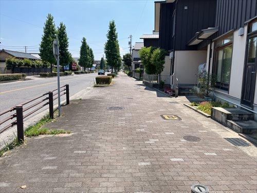 東側道路歩道（2025年8月撮影）