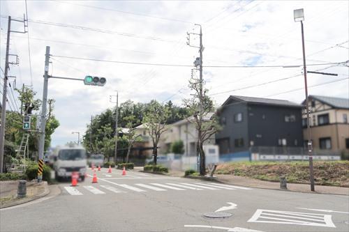 東側前面道路-1