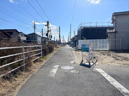 東側前面道路-1