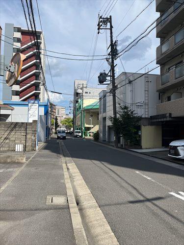 北東側前面道路