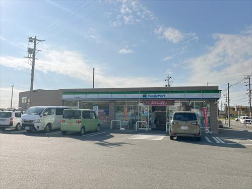 ファミリーマート武豊向陽店まで100m