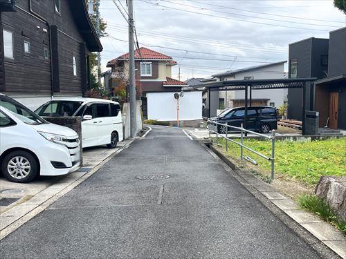 前面道路(北東側から撮影)-2