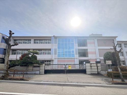 日進市立香久山小学校まで1010m