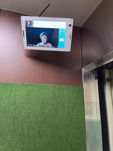 エレベーター内にモニター付き