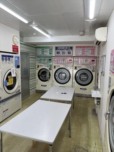 コインランドリー店内