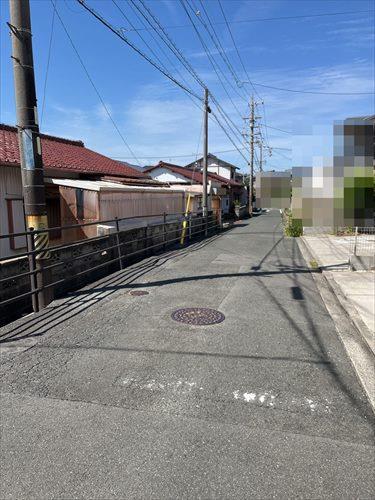 北東側前面道路(2025年11月撮影)