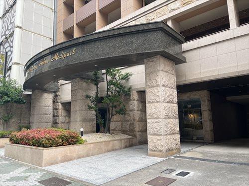 現地３（エントランス外観）