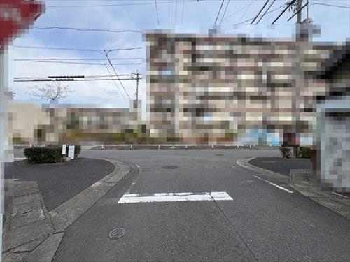 東側前面道路(2025年12月撮影)