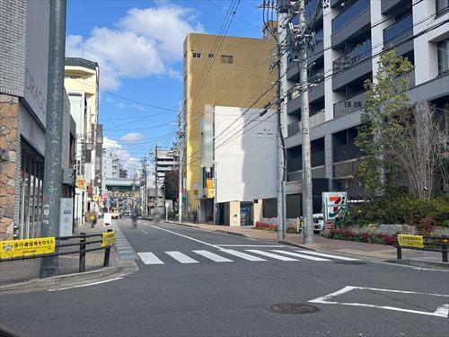 西側前面道路 (2026年2月撮影)