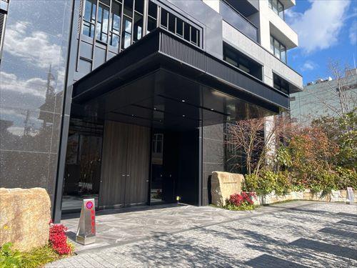 マンション出入口 (2026年2月撮影)