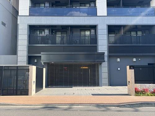 駐車場出入口 (2026年2月撮影)