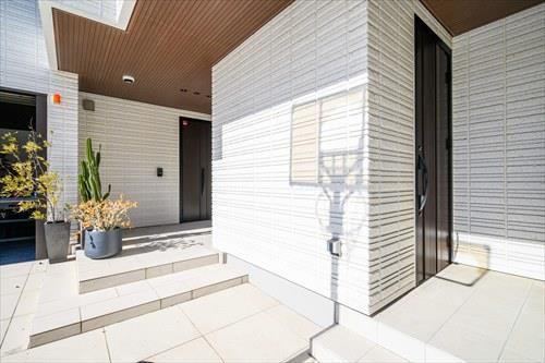 2世帯用玄関【2026年2月撮影】