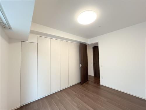 東側洋室(約6.1帖)