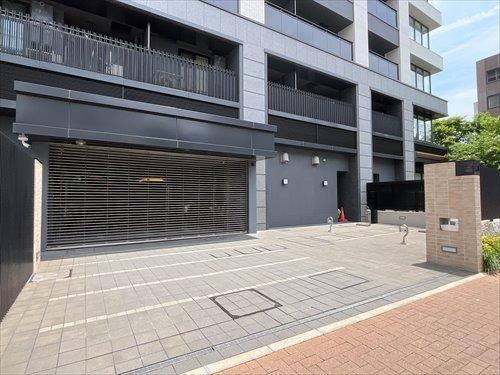 駐車場出入口・来客用駐車場