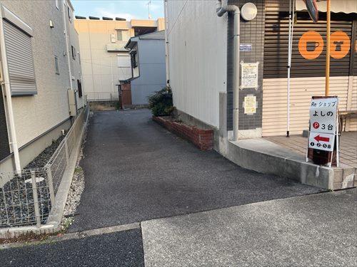 駐車場への通路