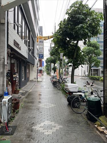 西側前面道路