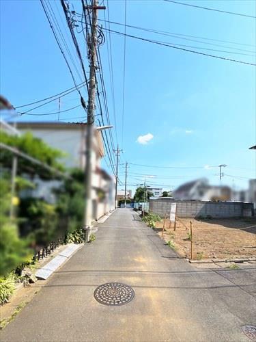 現地前道路(東側)