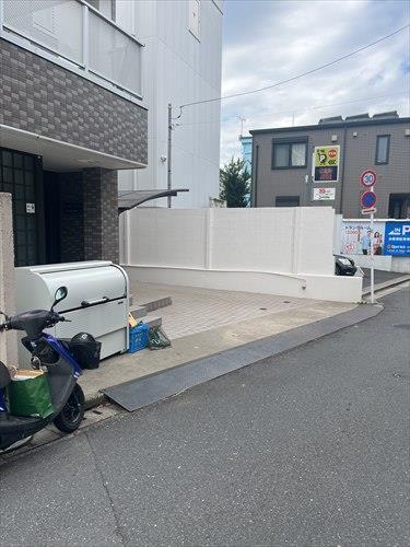 前面道路含む外観（2025年10月撮影）