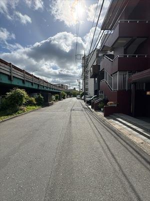 マンション北側前面道路