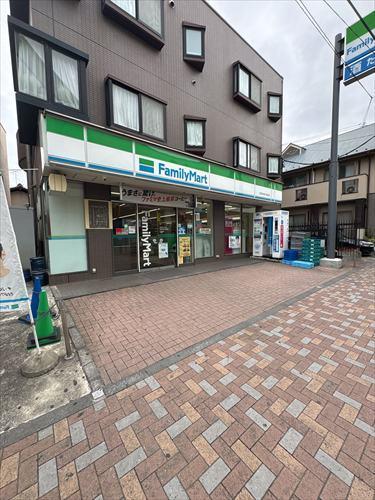ファミリーマート（370m）