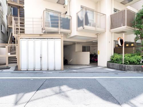 駐車場入口・ゴミ置場