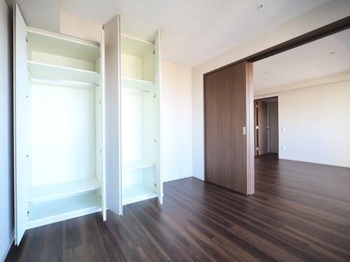 洋室約6.4帖（収納）