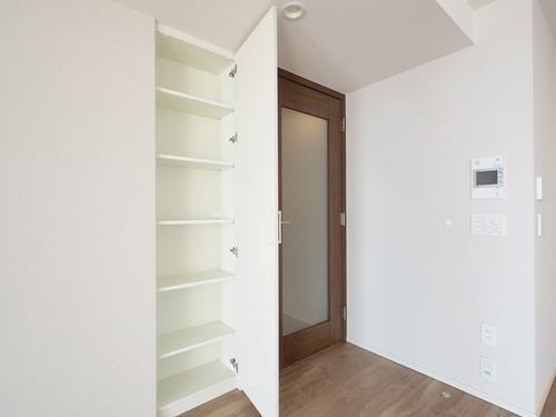 LDK_収納・モニター付きインターホン