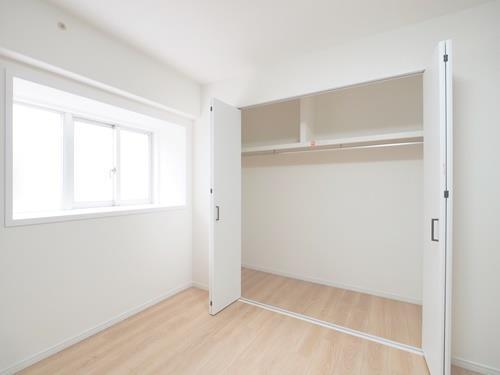 洋室約6.2帖_収納・出窓