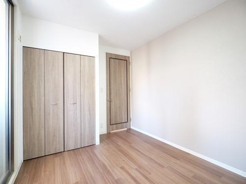 洋室約5.5帖（東側）