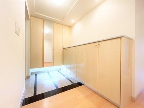 玄関（人感センサー付ライト有）