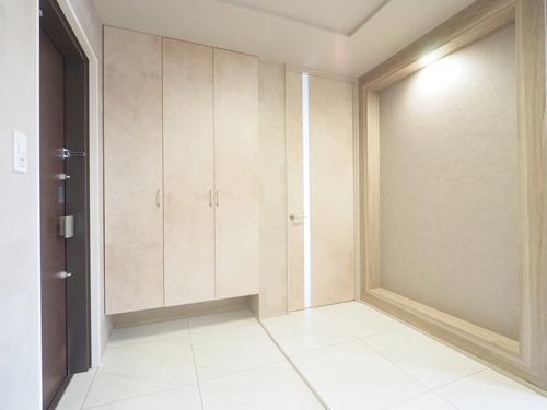 玄関（下足入・人感センサー付きライト付）