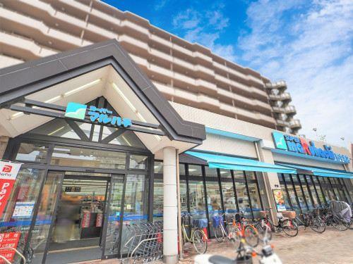 スーパーマルハチ野中北店 340m