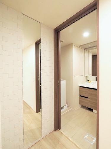 廊下 鏡・エコカラット壁