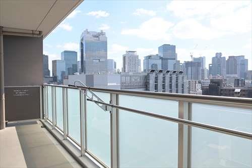 南向きバルコニー（スカイビルを望む眺望）