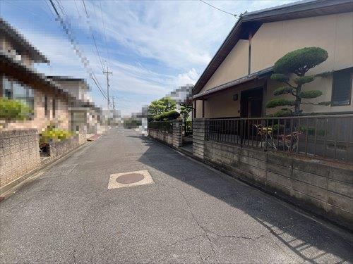 北側から見た物件含む前面道路