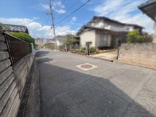 南側から見た物件含む前面道路