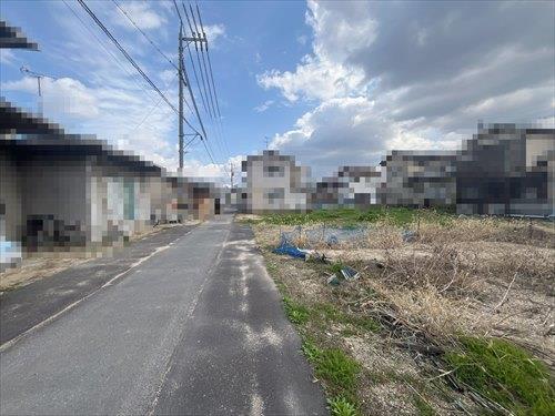 東側から見た前面道路