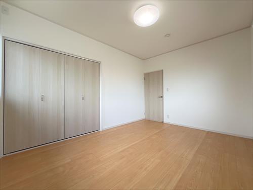 2階南側洋室(約7.3帖)