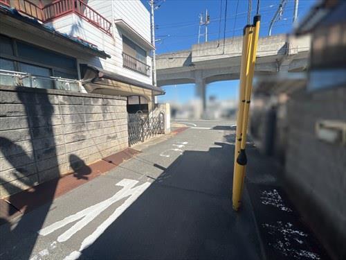 西側から見た物件含む前面道路(2026年 西側から見た物件含む前面道路(2026年