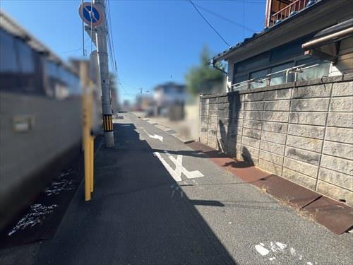 東側から見た物件含む前面道路(2026年 東側から見た物件含む前面道路(2026年