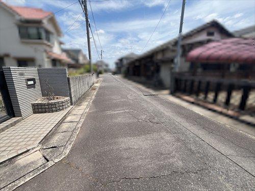 西側から見た前面道路