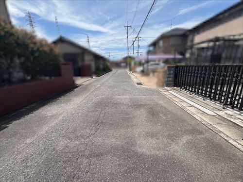 東側から見た前面道路