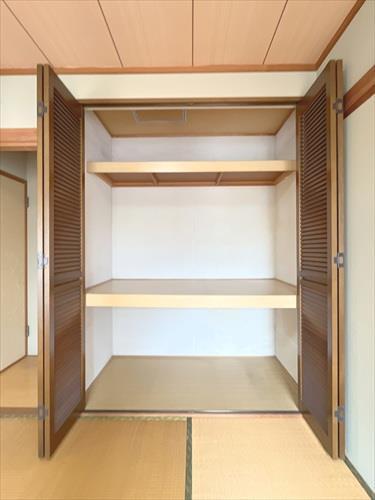 南東側和室6帖‐押入