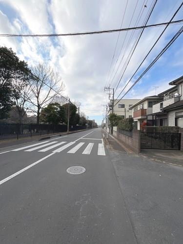 前面道路(南側)‐2025年12月撮影 前面道路(南側)‐2025年12月撮影