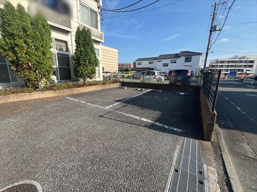 敷地内駐車場（４台）