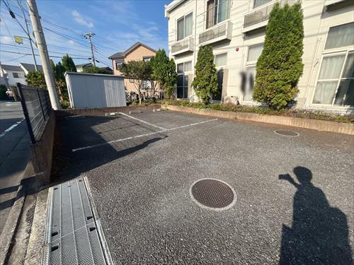 敷地内駐車場（４台）